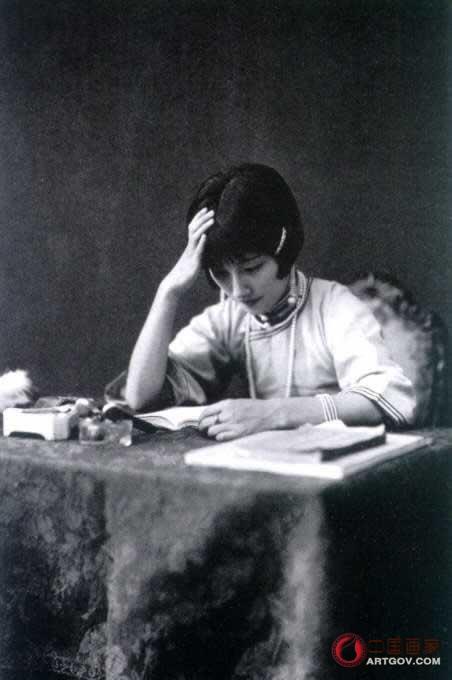 江苏武进人。1915年就读法国圣心学堂,她18岁就精通英文和法文。师从刘海栗、陈半丁、贺天健等名家。1926年与徐志摩结婚,同年参加了中国女子书画会,