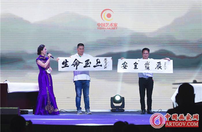 著名书法师林新华献礼挥毫 庆贺书法家为安全生产月作宣传圆满成功 著名书法师林新华献礼挥毫